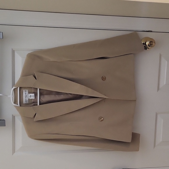 Jones New York Dresses & Skirts - Like New Jones New York Tan Two Piece Suit, Size 4 Petite